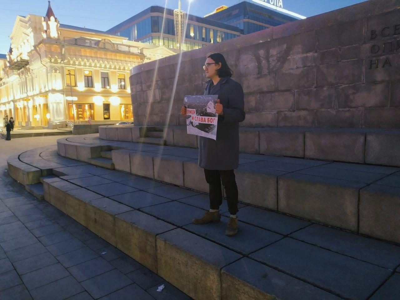 Другой активист с тем же плакатом у памятника Ленину